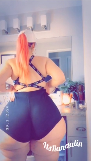 Love Randalin Shakes Her Juicy Fat Ass