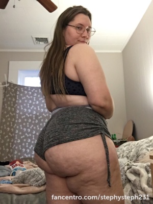 Super Thick White Girl in Booty Shorts